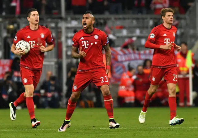 Robert Lewandowski celebrates with Arturo Vidal and Thomas Mueller