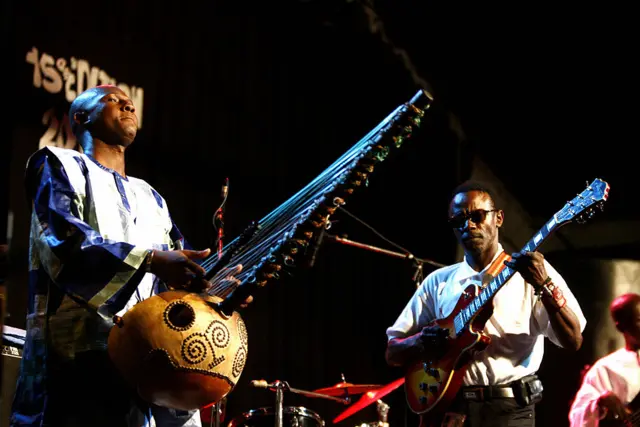 blaye Cissako plays the kora with guitarist Claude Guillabert in 2007