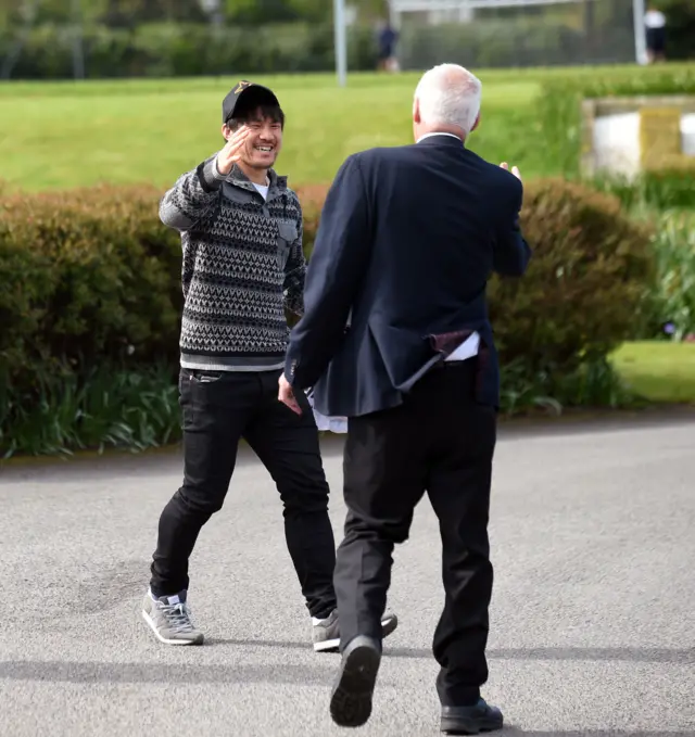 Claudio Ranieri greets Shinji Okazaki