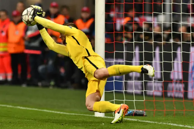 Jan Oblak saves Mueller's penalty