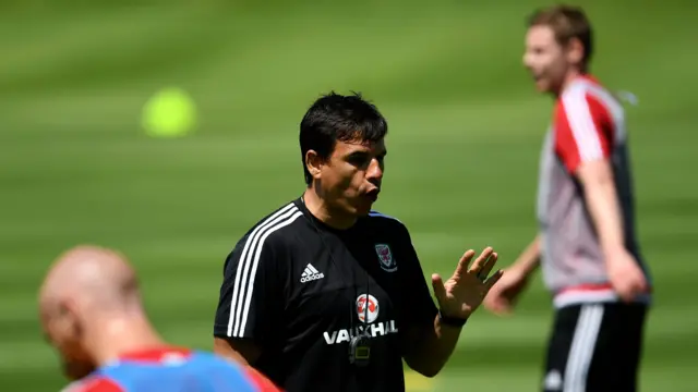 Chris Coleman (centre)