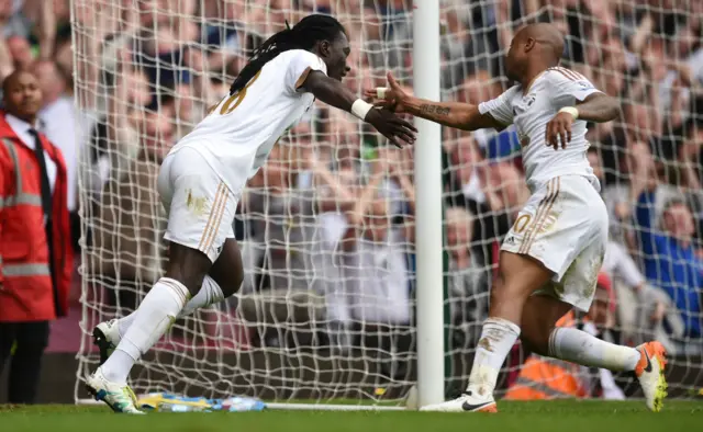 Bafetimbi Gomis celebrates