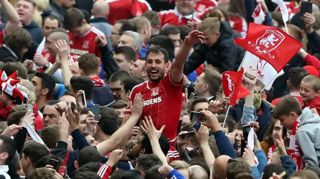 Cristhian Stuani mobbed