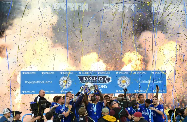 Wes Morgan lifts the Premier League trophy