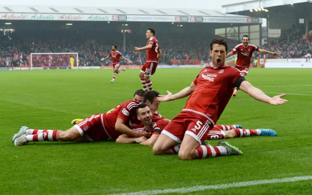 Aberdeen celebrate Paul Quinn's winner