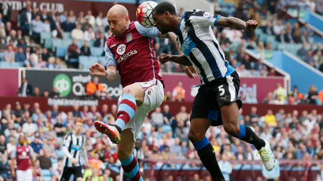 Georginio Wijnaldum heads towards goal