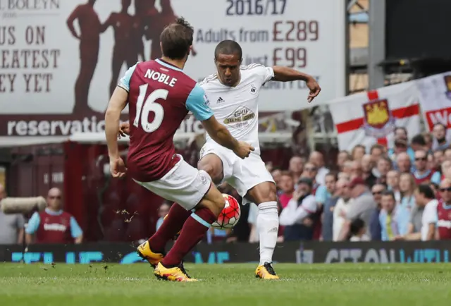 Wayne Routledge scores