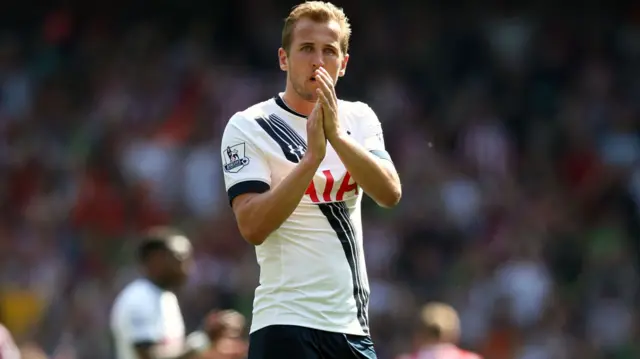 Harry Kane applauds