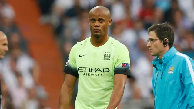 Vincent Kompany (centre)