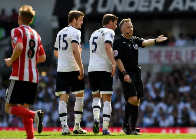 Tottenham players speak with Jon Moss