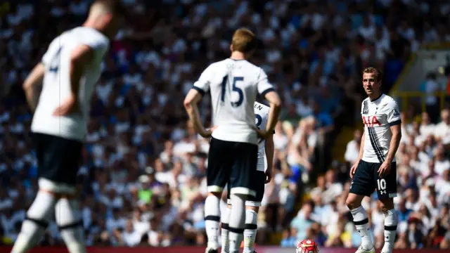 Tottenham players look dejected