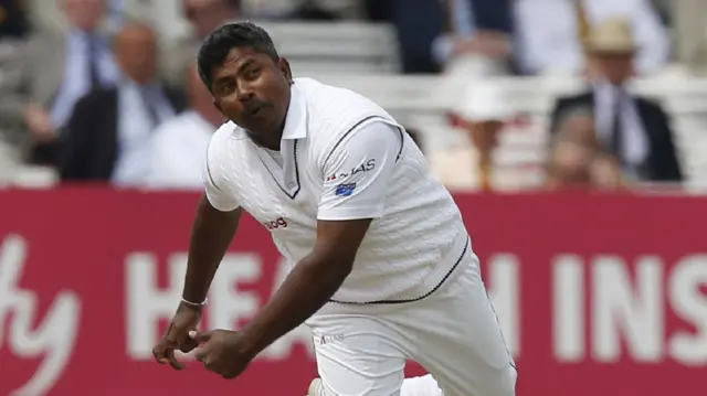 Rangana Herath bowls