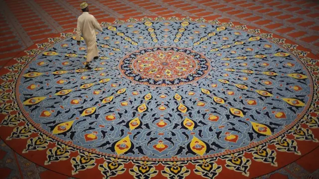 A muslim worshiper walks in the Nizamiye Mosque after breaking fast at the end of the first day of Ramadan, in Johannesburg, South Africa, 07 June 2016