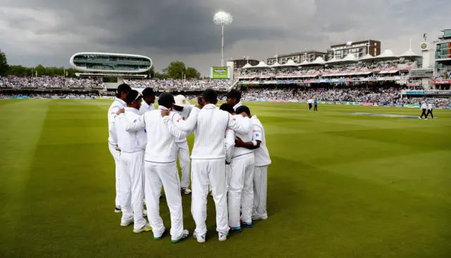 Sri Lankan fielders huddle