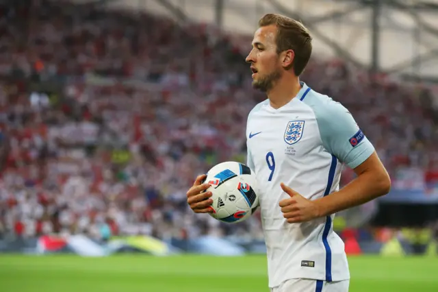 Harry Kane prepares to take a corner