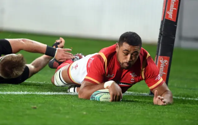 Wales Taupe Faletau scores a try against New Zealand