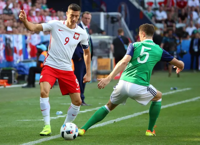 Jonny Evans keeps Robert Lewandowski in check