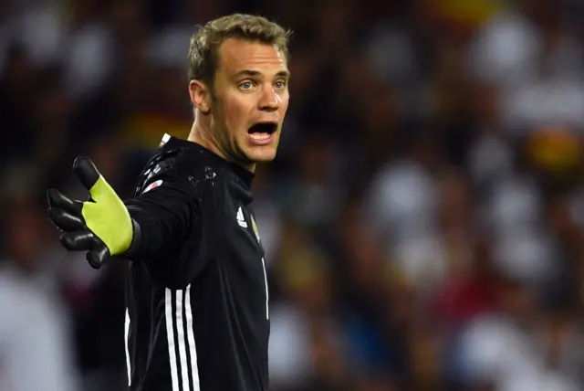 Manuel Neuer berates his defence