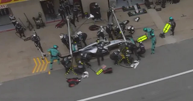 Rosberg pits