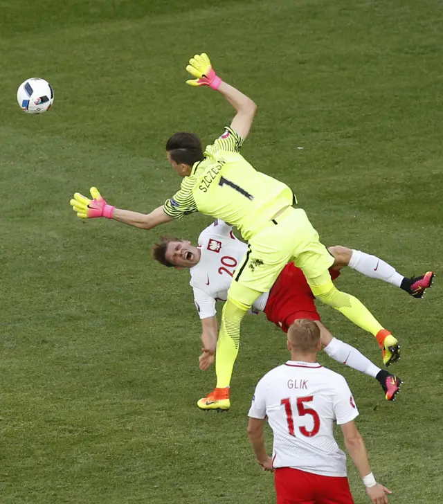 Wojciech Szczesny collides with his teammate