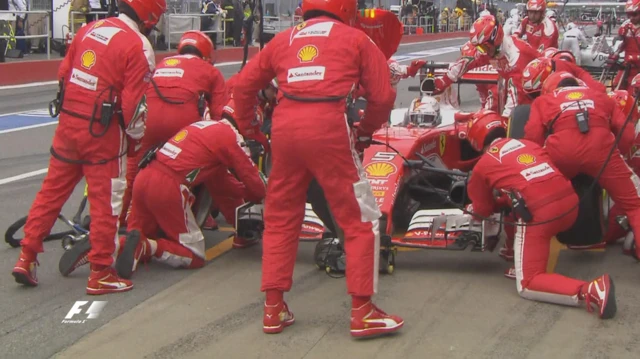 Vettel pits