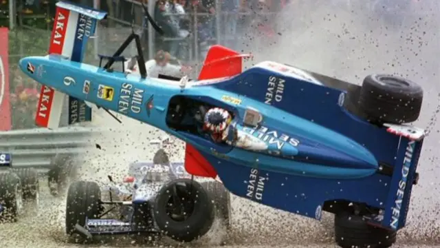 Alexander Wurz crashes at the first corner in 1998