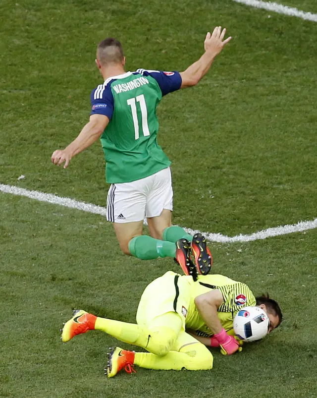 Conor Washington is stopped by Wojciech Szczesny