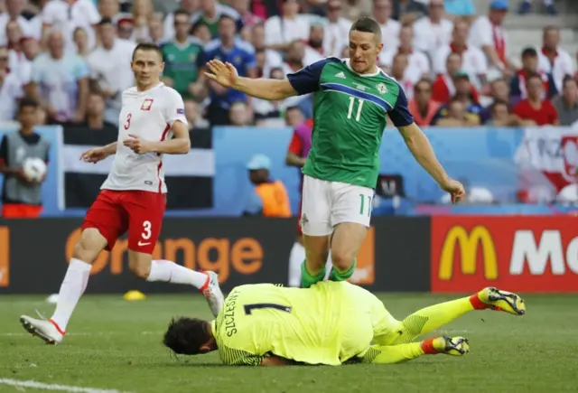 Conor Washington aims for goal but Szczesny gets down smartly