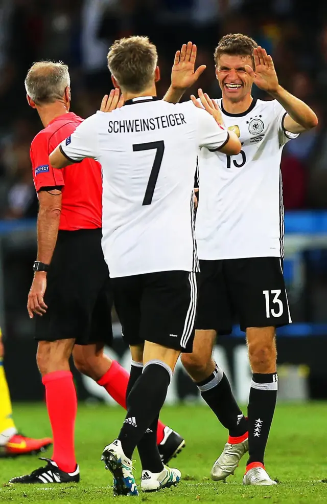 Schweinsteiger and Muller celebrate