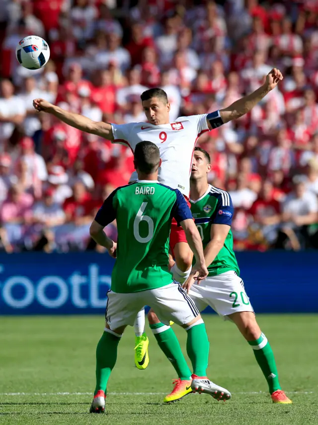 Robert Lewandowski fails to get it under control in the box