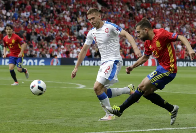 Jordi Alba crosses