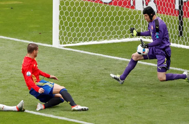 Petr Cech denies Alvaro Morata