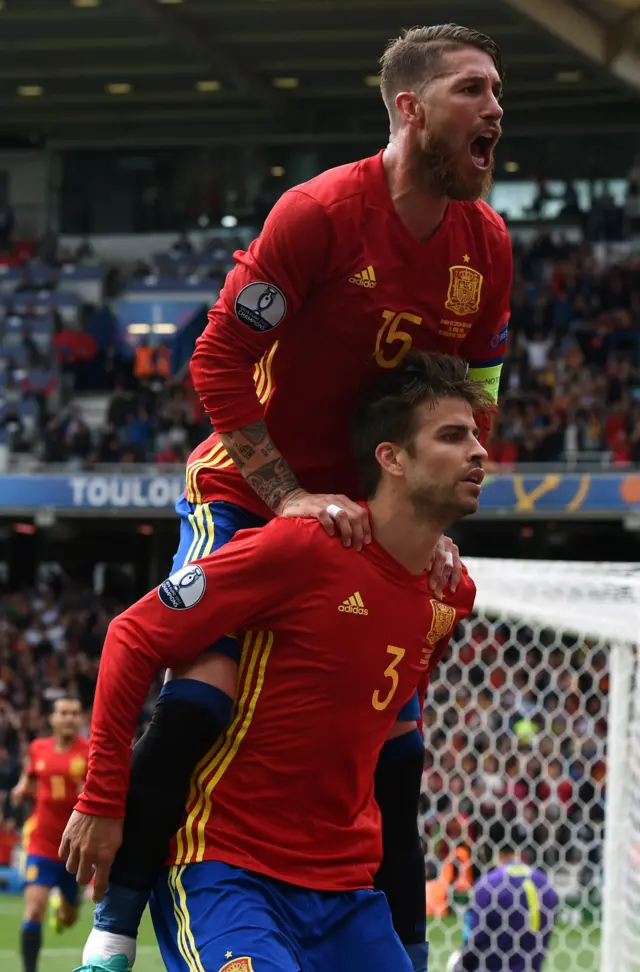 Pique celebrates