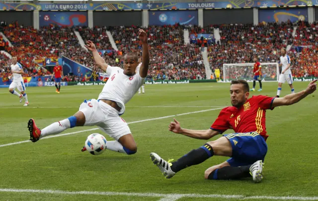 Jordi Alba sees a cross blocked