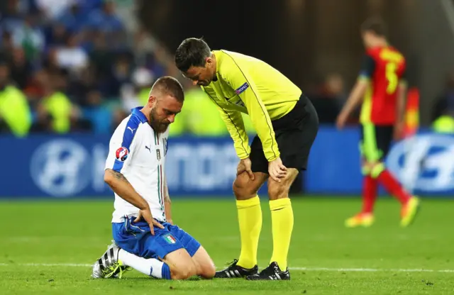 Mark Clattenburg talks to Daniele de Rossi