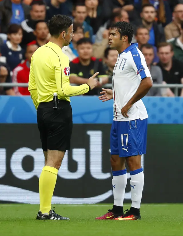 Mark Clattenburg talks to Eder