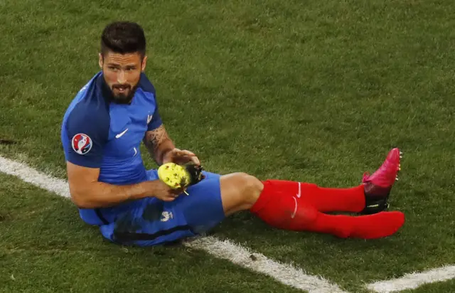 Giroud changes boots