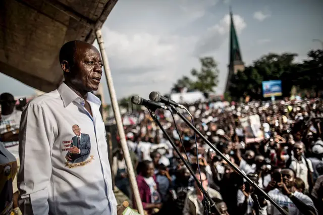 Jean-Marie Michel Mokoko arrives at his closing rally in Brazzaville on March 18, 2016 ahead of Sunday's presidential elections