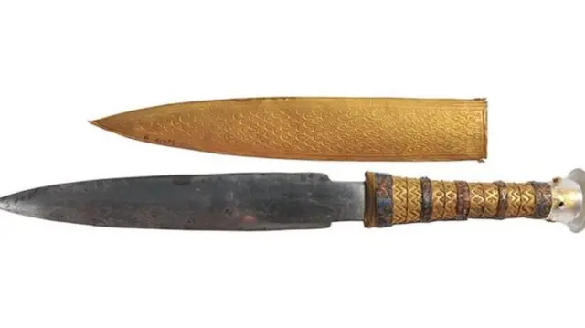 Picture of the dagger with gold detail on the handle and its sheath