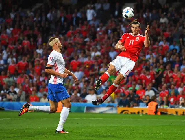 Gareth Bales heads at goal