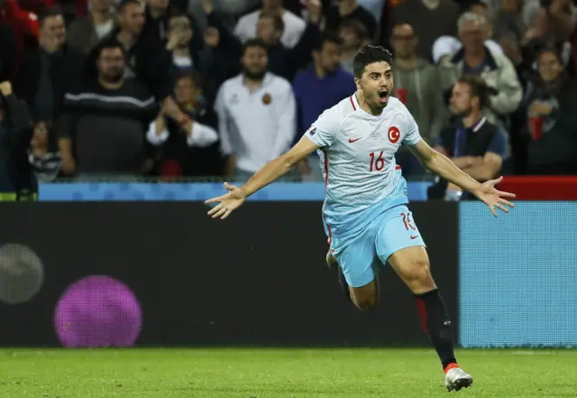 Ozan Tufan celebrates