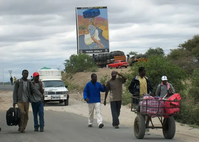 Zimbabwean shoppers retun to their home town Beitbridge after Christmas shopping in South African border town of Musina, on December 17, 2008