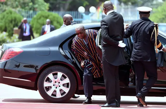 Ghana's President John Dramani Mahama arrives at the Presidential Palace in Abidjan prior to his meeting with Ivory Coast's President Alassane Ouattara on June 1, 2016