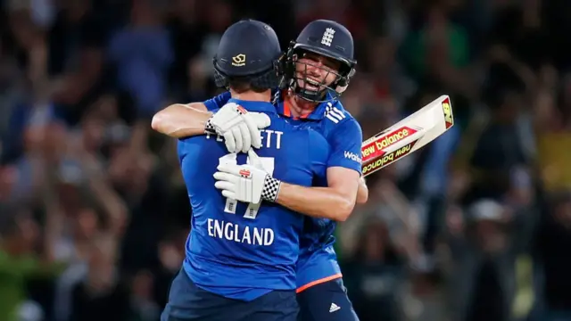 Liam Plunkett and Chris Woakes celebrate