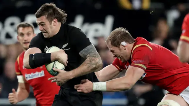 Liam Squire gets away from Alun Wyn Jones