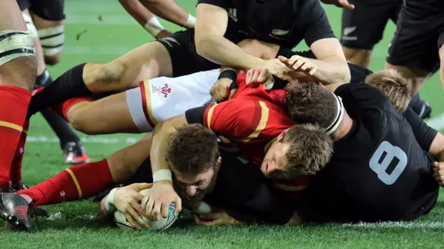 Beaden Barrett scores a try