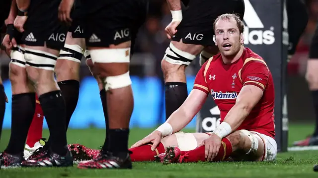 Alun Wyn Jones looks dejected