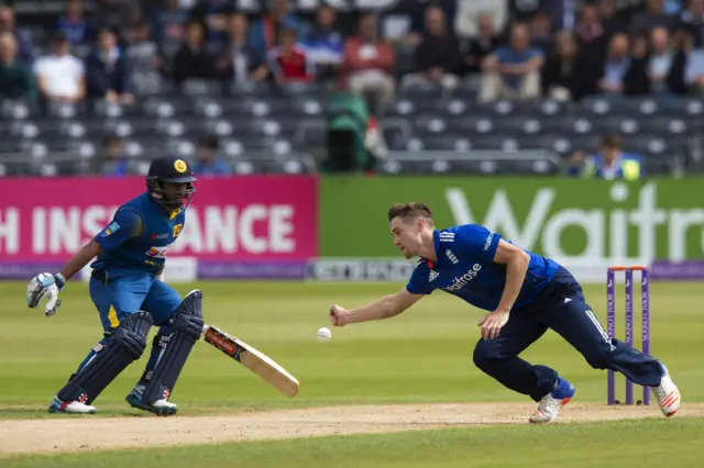 Chris Woakes misses the catch off his own bowling