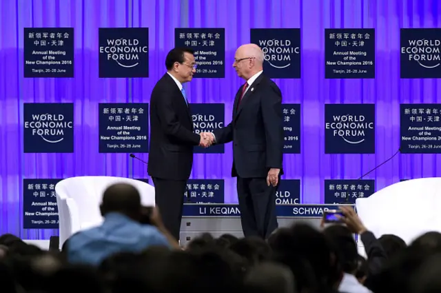 WEF founder Klaus Schwab shakes hands with Chinese premier Li Keqiang