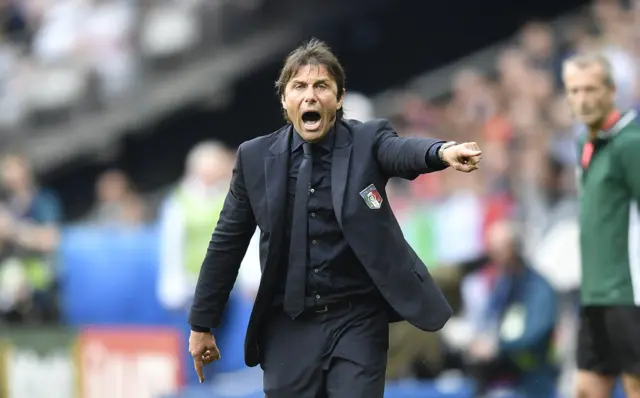 Antonio Conte gestures